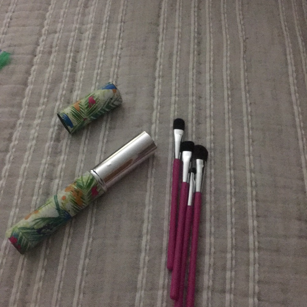 Travel makeup brushes